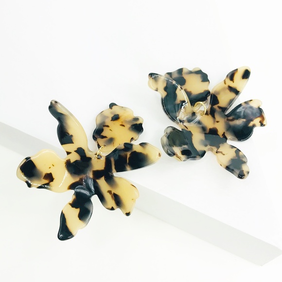 RESTOCKED Paper Lily Earrings in Blond Tortoise - Picture 1 of 8
